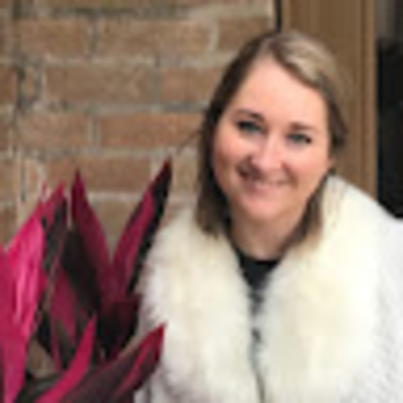 Meet your Posher, Laura - Picture 1 of 1